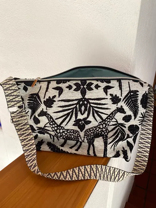 Tasche aus eigenem Stoff Große Umhängetasche aus Vorhangstoff, individuelle Sonderanfertigung, handgenäht in Schliersee