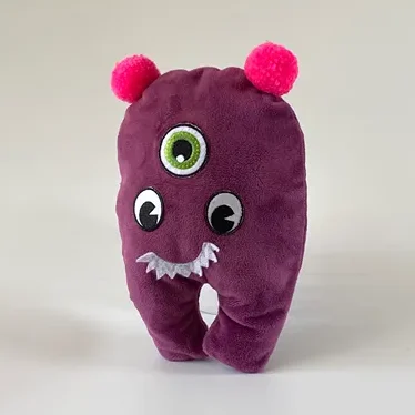 Nähprojekt für Kindergeburtstag oder Nähkurs: Kuscheltier niedliches Monster Handgenähtes Kuscheltier, erhältlich über Nähkurse für Kinder von Atelier Wolke 8 in Schliersee