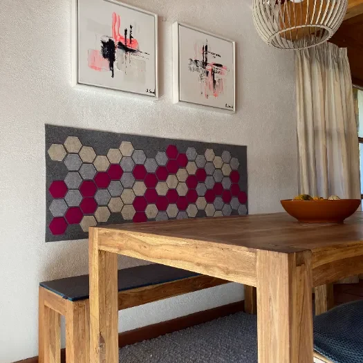 Filz Wandteppich als Rückenlehne für Esszimmer Sitzbank von Atelier Wolke 8 in Schliersee Filz Wandteppich von Atelier Wolke 8, handgenäht in Schliersee