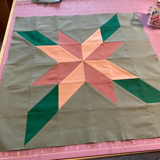 Handgenähte Patchwork Blüte als Grundlage für eine Kissenhülle von Atelier Wolke 8 in Schliersee Patchwork Blüte für ein handgenähtes Kissen nach Maß von Atelier Wolke 8 in Schliersee