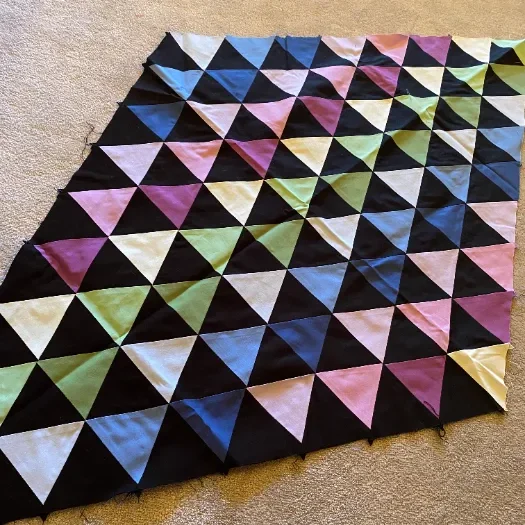 Patchwork aus Dreiecken als Grundlage für Kulturbeutel von Atelier Wolke 8 in Schliersee Patchwork aus Dreiecken, Basis für handgenähte Kulturbeutel von Atelier Wolke 8 in Schliersee