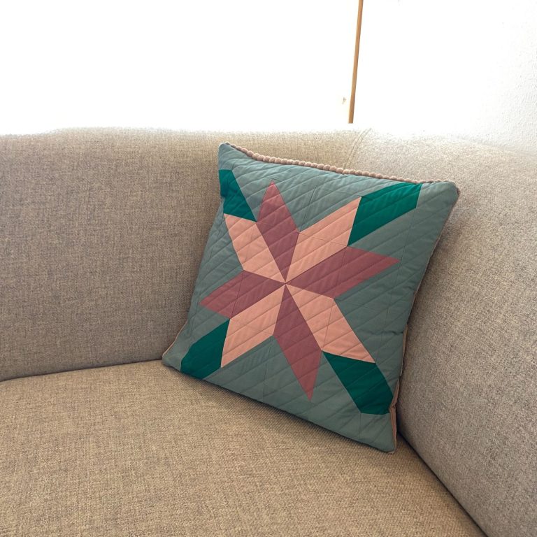 Patchwork Kissenhülle von Atelier Wolke 8 in Schliersee Kissen mit Patchwork-Blüte
