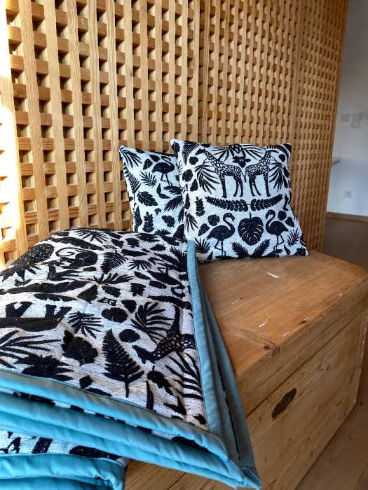 Decke und Kissen aus eigenem Stoff Kissen nach Maß und Tagesdecke, individuelle Sonderanfertigung aus Vorhangstoff, exklusive Wohntextilien, handgenäht in Schliersee