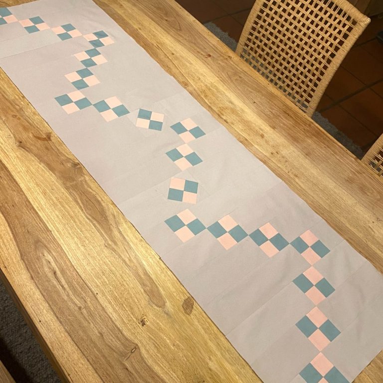 Handgenähter Tischläufer von Atelier Wolke 8 in Schliersee Patchwork Tischdecke