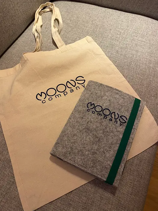 Handgefertigte Merchandising Artikel Jutebeutel und Notizbuch mit Logo, individuelle Merchandising Artikel, handmade in Schliersee